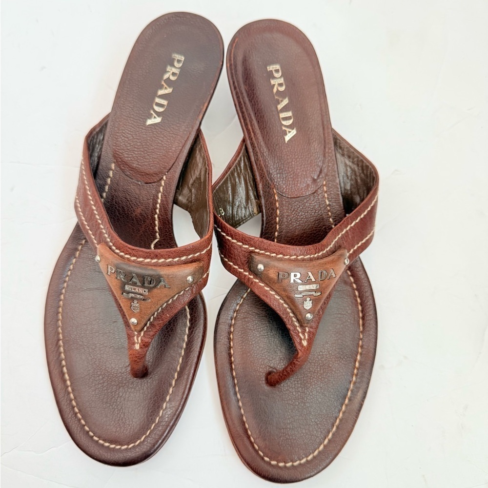 Prada Vintage Brown Leather Triangle wooden logo thong kitten heel sandals EU 38